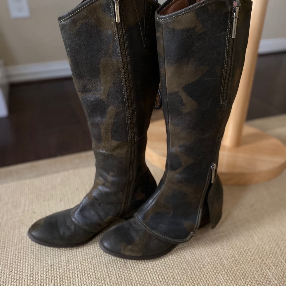 Donald J. Pliner Devi 3’ Olive/Camo LEATHER BOOTS